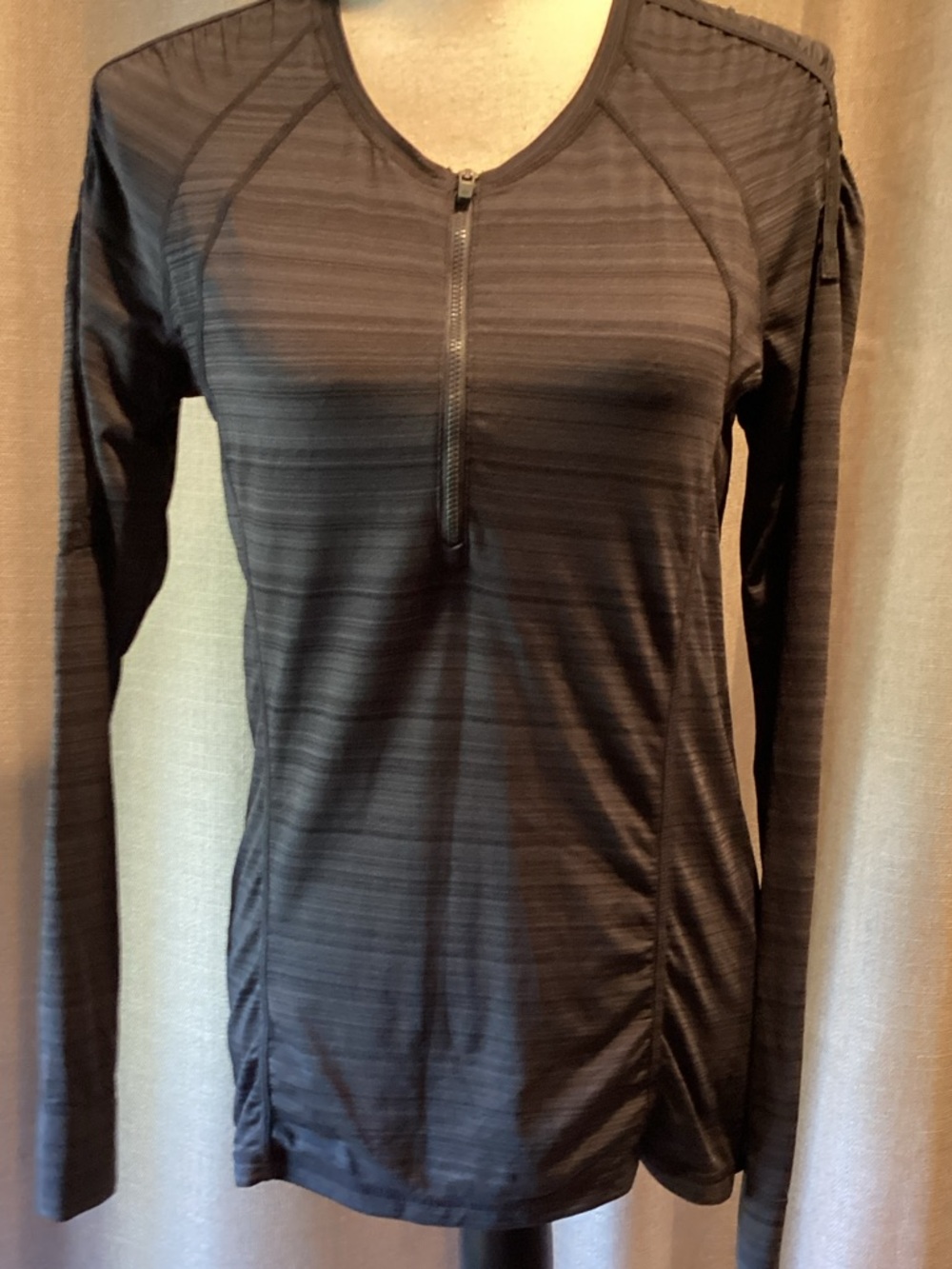 Women’s Athleta long sleeve sun shirt, charcoal, size medium.